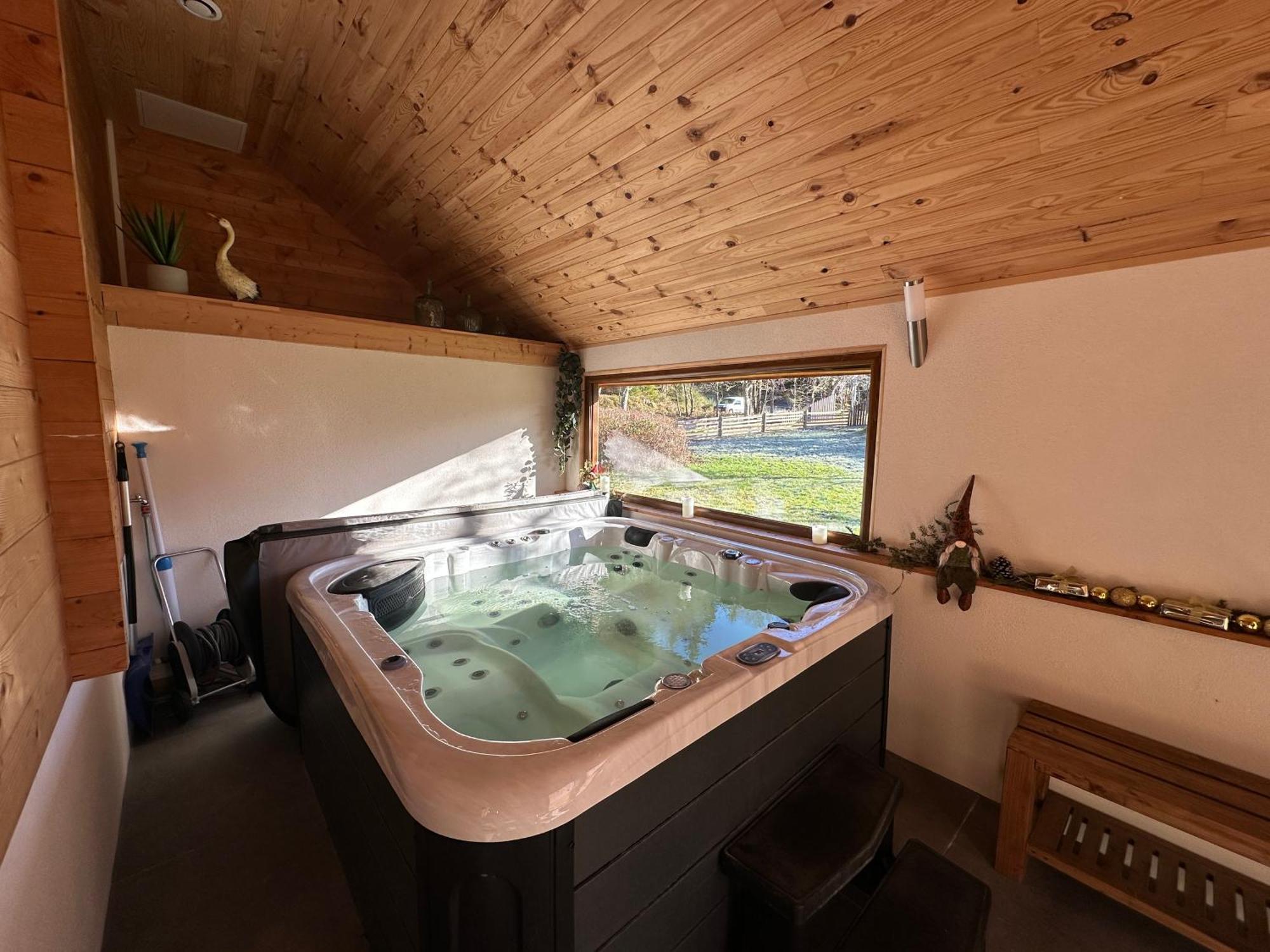 Le Des Broches - Jacuzzi Holiday home